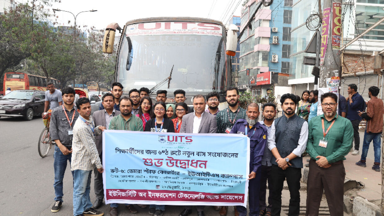 নতুন বাসের উদ্বোধন করেন বিশ্ববিদ্যালয়ের রেজিস্ট্রার মোহাম্মদ কামরুল হাসান