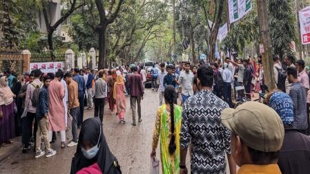 ঢাবি ভর্তি পরীক্ষা শুরু, কেন্দ্রের বাইরে অপেক্ষায় অভিভাবক