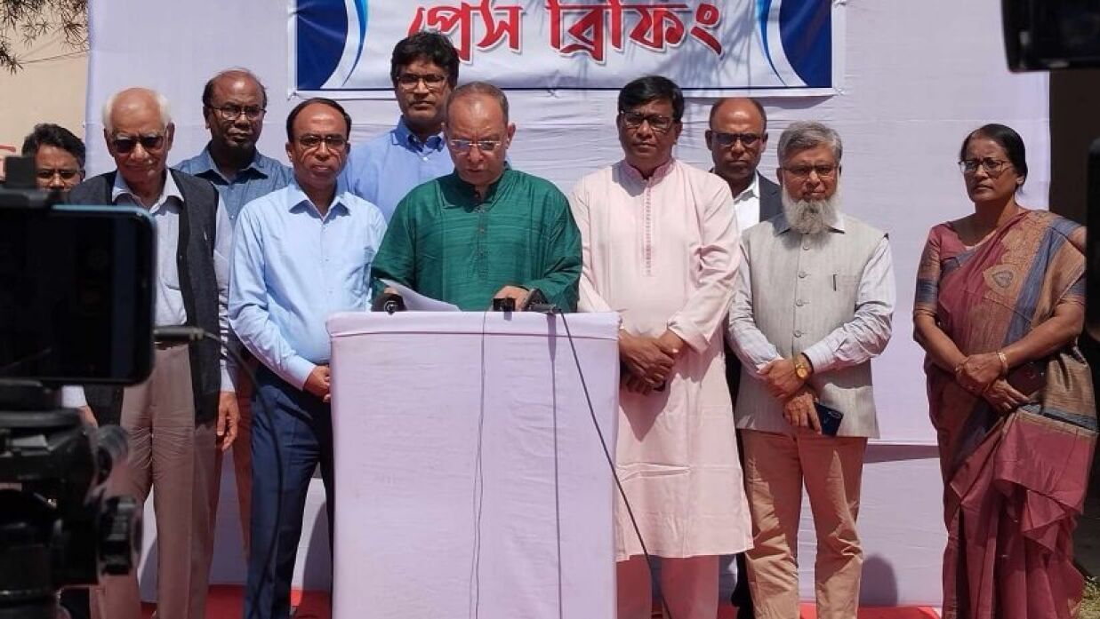 প্রেস ব্রিফিংয়ে বক্তব্য দিচ্ছেন রাবি উপাচার্য অধ্যাপক গোলাম সাব্বির সাত্তার