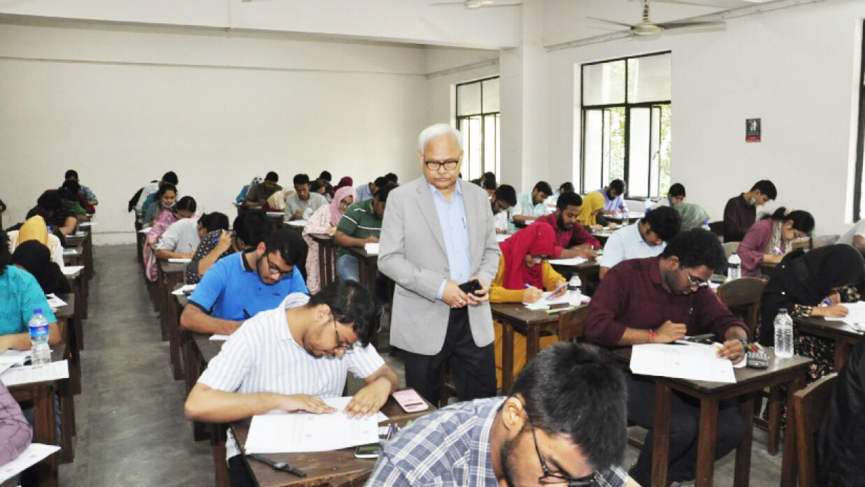 পরীক্ষার কক্ষ পরিদর্শন করছেন বুয়েট উপাচার্য