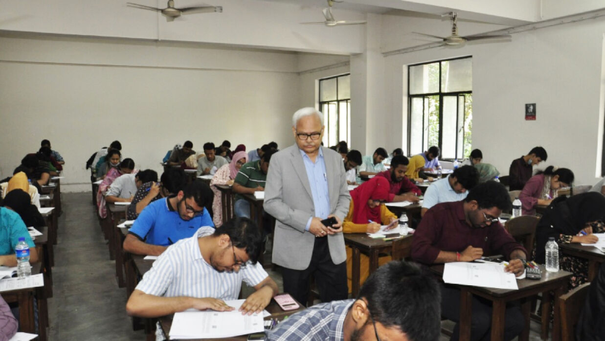 ভর্তি পরীক্ষা কেন্দ্র পরিদর্শনে বুয়েট উপাচার্য