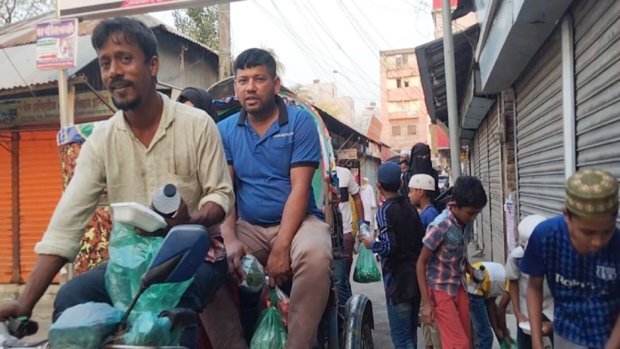 টিফিনের টাকায় ইফতার বিতরণ করছে ক্ষুদে শিক্ষার্থীরা