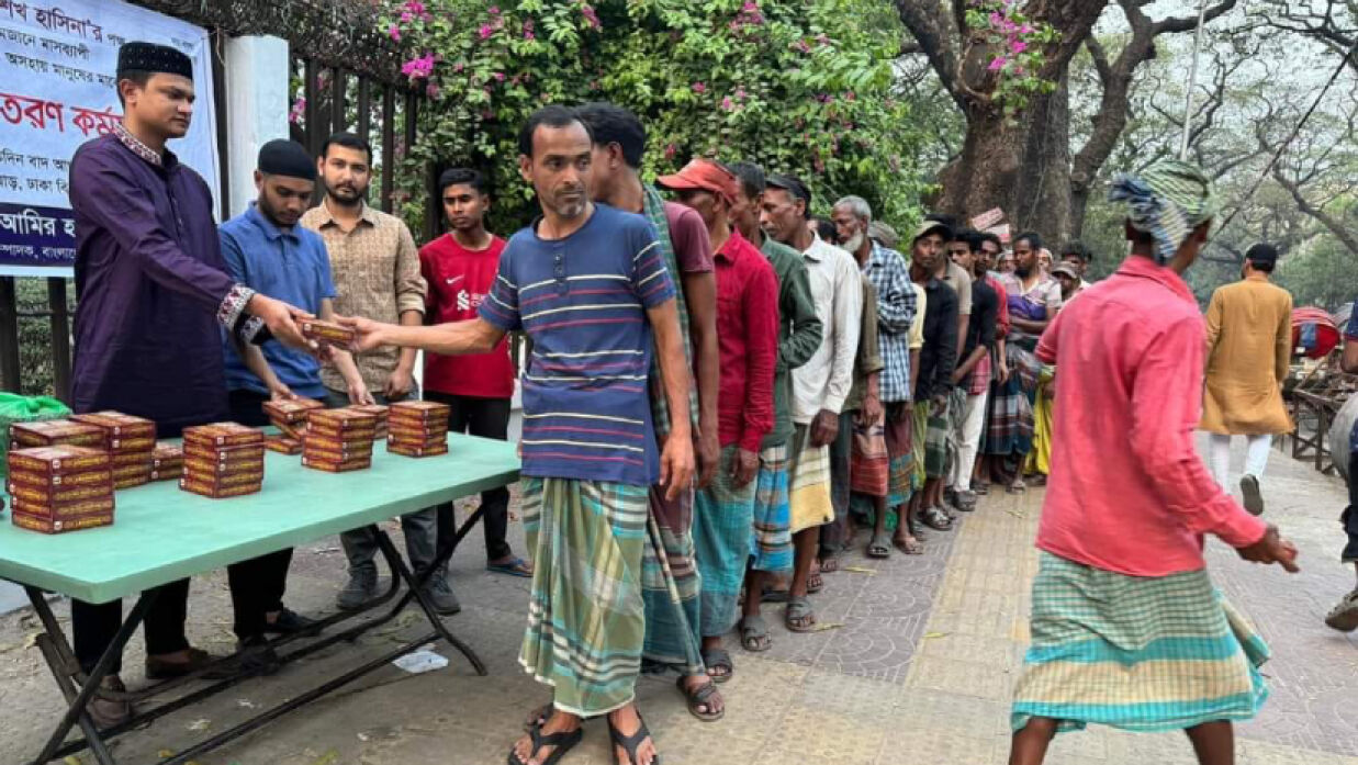 ছাত্রলীগ নেতা আমির হামজার নেতৃত্বে ইফতার বিতরণ