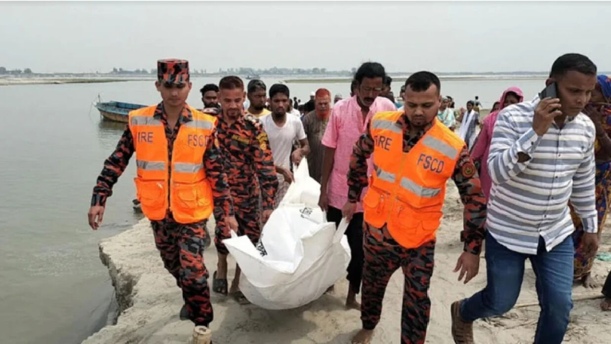 বাবার মরদেহ উদ্ধার করে নিয়ে যাওয়া হচ্ছে