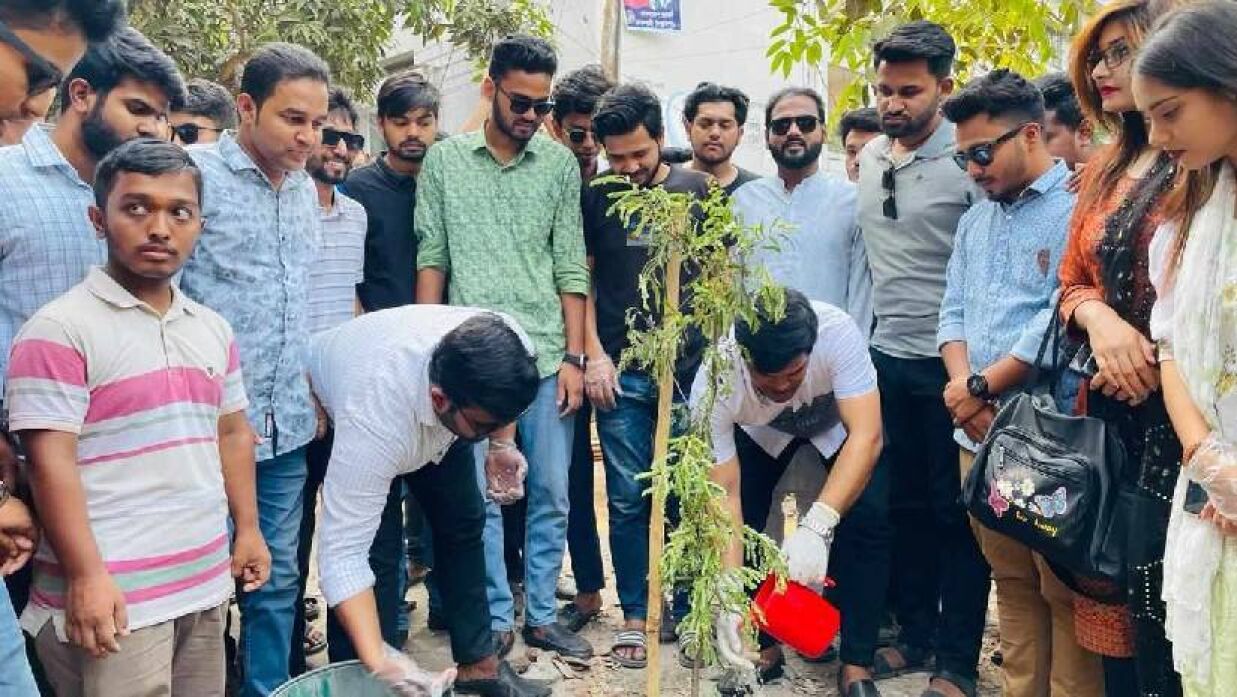 ১০০ চারা গাছ রোপণ করল রাজশাহী বিশ্ববিদ্যালয় ছাত্রলীগ