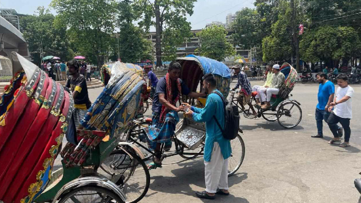 মহান মে দিবস উপলক্ষে ঢাকা বিশ্ববিদ্যালয়ে শ্রমজীবী মানুষের মাঝে খাবার পানি ও স্যালাইন বিতরণ 