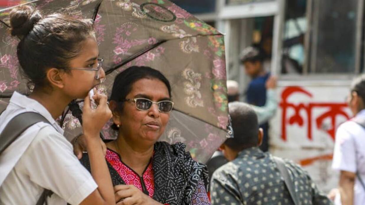 তীব্র তাপপ্রবাহের মধ্যে বিদ্যালয়ে যাচ্ছেন শিক্ষার্থীরা