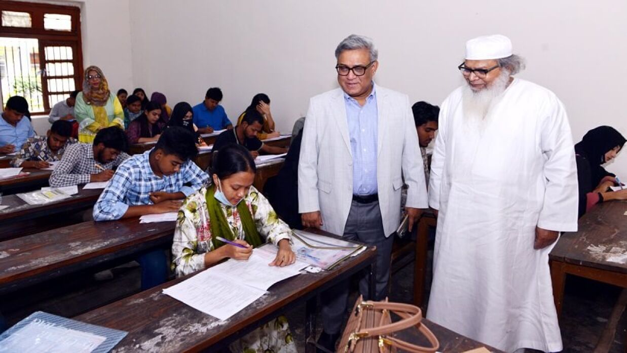 উপাচার্য অধ্যাপক ড. এ এস এম মাকসুদ কামাল ইডেন মহিলা কলেজ ভর্তি পরীক্ষা কেন্দ্র পরিদর্শন করেন