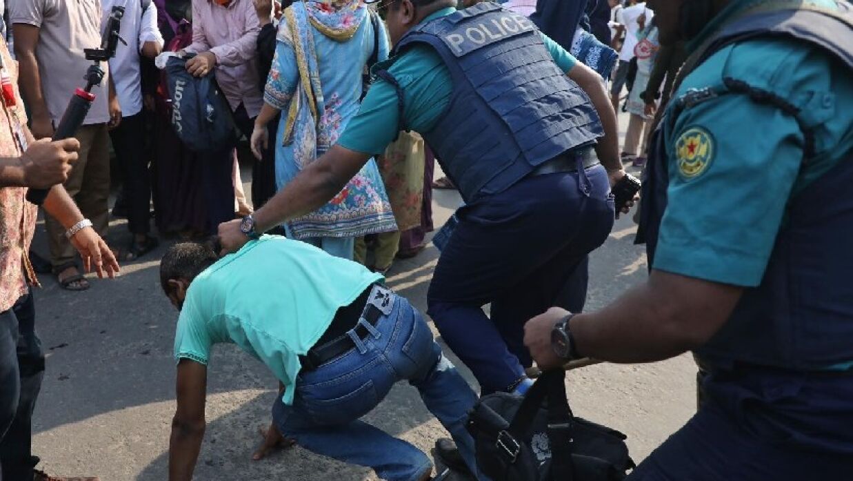 একজনকে আটক করে নিয়ে যাচ্ছে পুলিশ