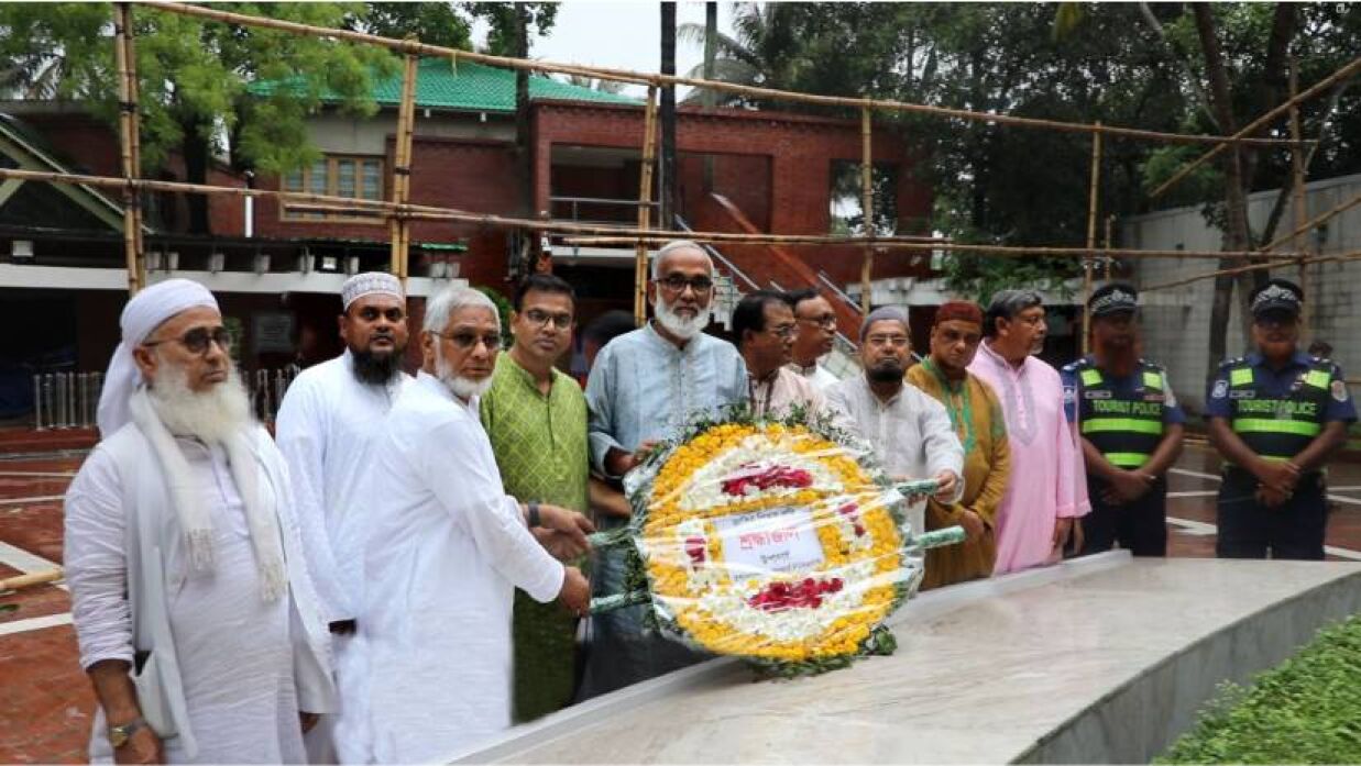 বঙ্গবন্ধু শেখ মুজিবুর রহমানের সমাধি জিয়ারত ও পুষ্পস্তবক অর্পণপূর্বক মোনাজাত