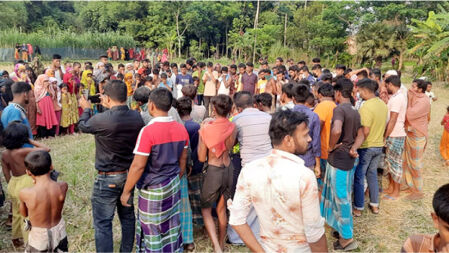 গর্তে মিলল নারী-শিশুসহ তিনজনের মরদেহ