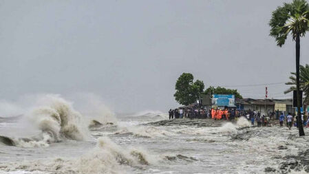 ঘূর্ণিঝড় রেমালে প্রাণ হারিয়েছেন দু’জন