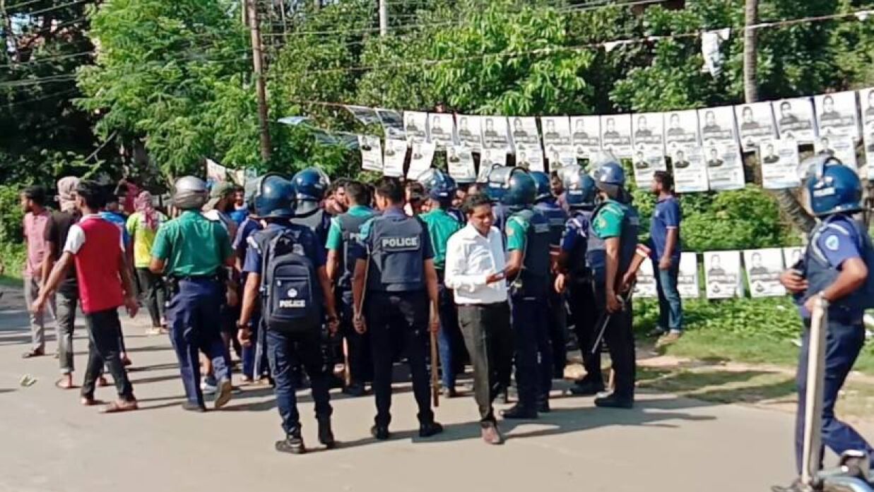 ভোটকেন্দ্র দখলকে কেন্দ্র করে চবি ছাত্রলীগের দুপক্ষে সংঘর্ষ হয়েছে