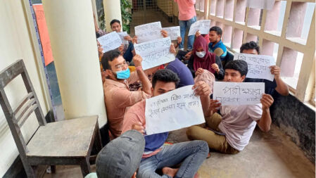 চূড়ান্ত পরীক্ষায় অংশগ্রহণের দাবিতে অনশনে রাবির ৩৫ শিক্ষার্থী