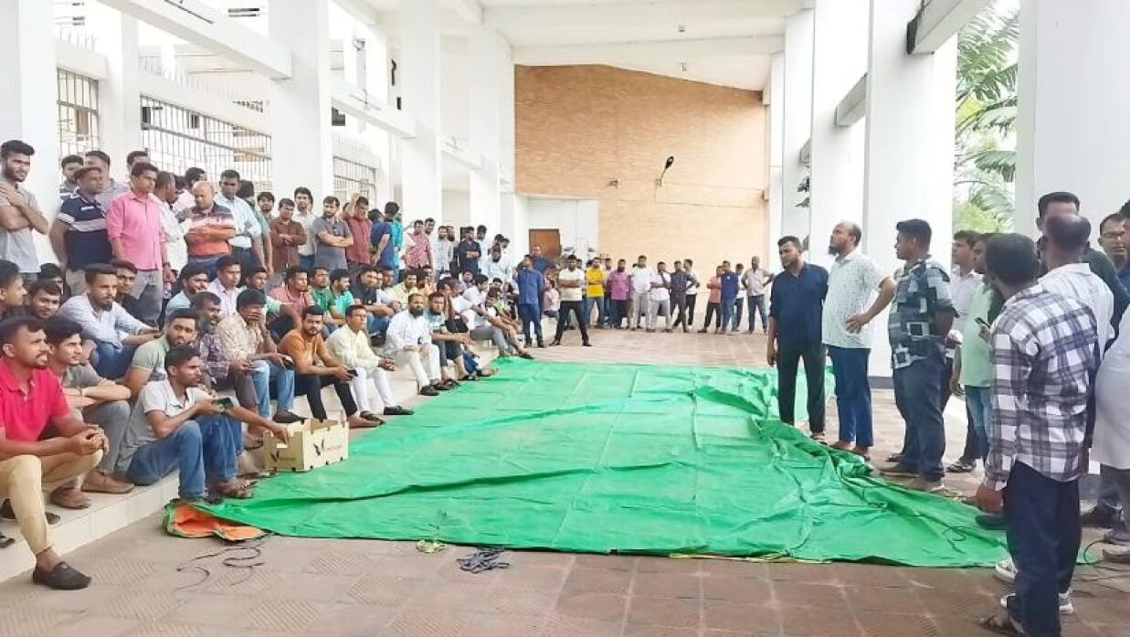 ৪ দফা দাবিতে যবিপ্রবি কর্মচারীদের দুই দিনের কর্মবিরতি, উপাচার্যের আশ্বাস