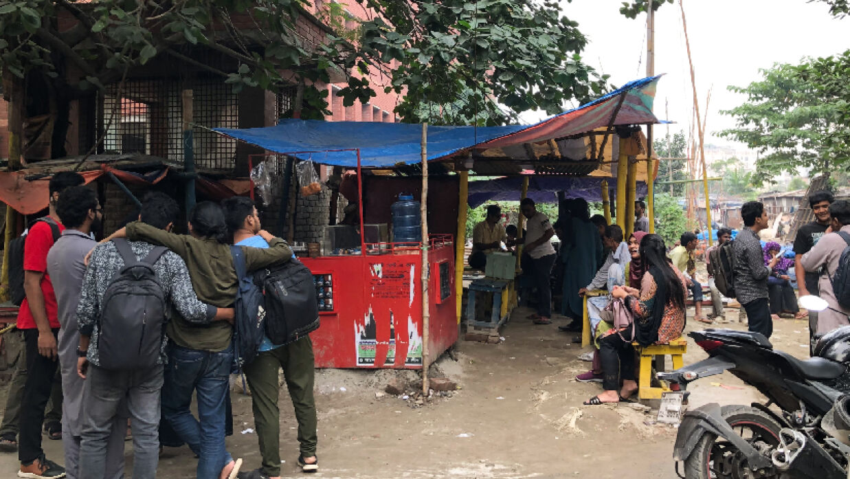 শিক্ষাপ্রতিষ্ঠানের পাশে টংয়ের দোকান