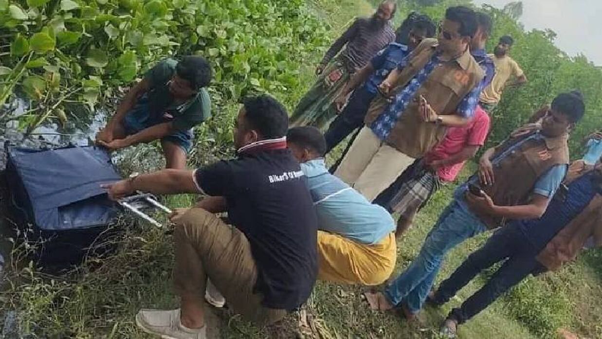 নদী থেকে উদ্ধার লাগেজ ও ইনসেটে ওমর ফারুক সৌরভ