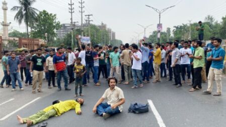 কোটা পুনর্বহালের প্রতিবাদে জাবি শিক্ষার্থীদের মহাসড়ক অবরোধ