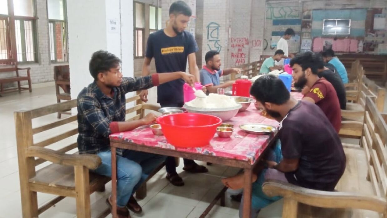 বিশ্ববিদ্যালয়ের ক্যান্টিন-ডাইনিংয়ে শিক্ষার্থীরা