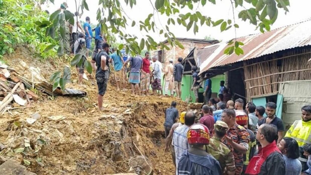 সিলেটের চামেলীবাগ এলাকায় টিলা ধসের পর উদ্ধারকাজ চলছে