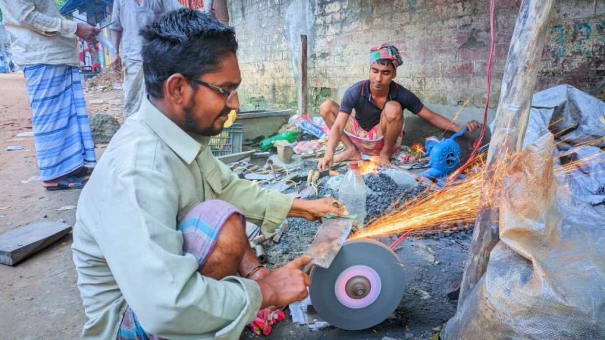 দা, চাকু, চাপাতিসহ কোরবানির সরঞ্জামাদি তৈরি হচ্ছে