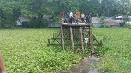 সেতু ভেঙে বরযাত্রীবাহী মাইক্রোবাস খালে, নিহত ১০