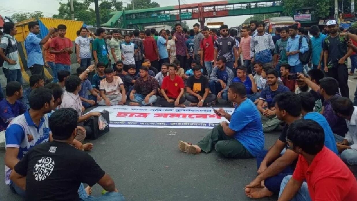 ঢাকা-আরিচা মহাসড়ক অবরোধ করেন জাবি শিক্ষার্থীরা