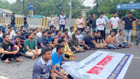 শিক্ষক-ছাত্র ও কর্মকর্তাদের আন্দোলনে অচল জাহাঙ্গীরনগর বিশ্ববিদ্যালয়