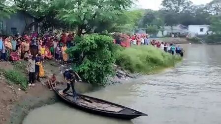 বন্ধুর সামনেই স্রোতে ভেসে নিখোঁজ কলেজছাত্র