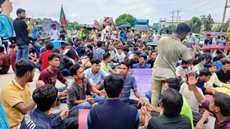 কুবি শিক্ষার্থীদের ঢাকা-চট্টগ্রাম মহাসড়ক অবরোধ