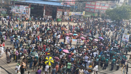 কোটা প্রত্যাহারের দাবিতে জবি শিক্ষার্থীদের তাঁতিবাজার সড়ক অবরোধ