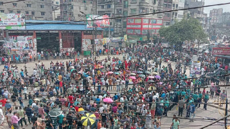 জগন্নাথ বিশ্ববিদ্যালয়ের শিক্ষার্থীদের তাঁতীবাজার মোড় অবরোধ 