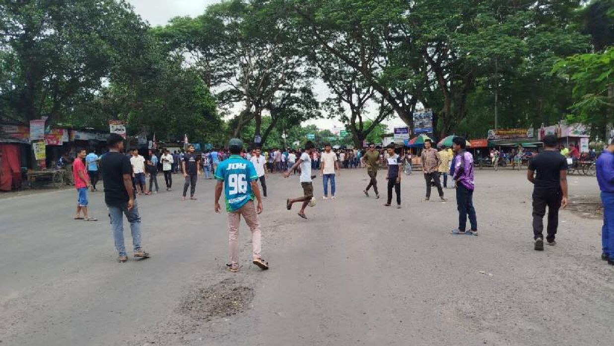 কুষ্টিয়া-খুলনা মহাসড়ক ব্লকড করে ফুটবল খেলছেন শিক্ষার্থীরা