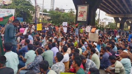 চট্টগ্রামে আন্দোলনরত শিক্ষার্থীদের সড়ক অবরোধ