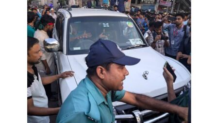 ফার্মগেটে ডিএমপি পুলিশের ডিসির গাড়ি আটকিয়ে ‘ভুয়া ভুয়া’ স্লোগান আন্দোলনকারীদের