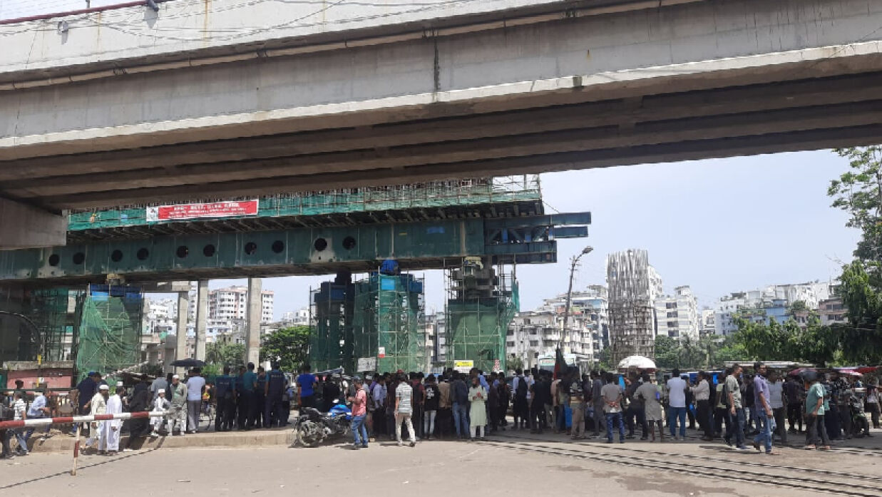 প্রায় ৬ ঘণ্টা পর রেলপথ চালু