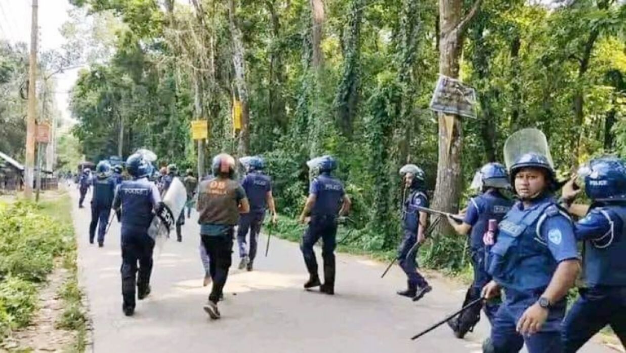 কোটা সংস্কারপন্থি শিক্ষার্থীদের উপর গুলি ও টিয়ার শেল নিক্ষেপ করেছে পুলিশ