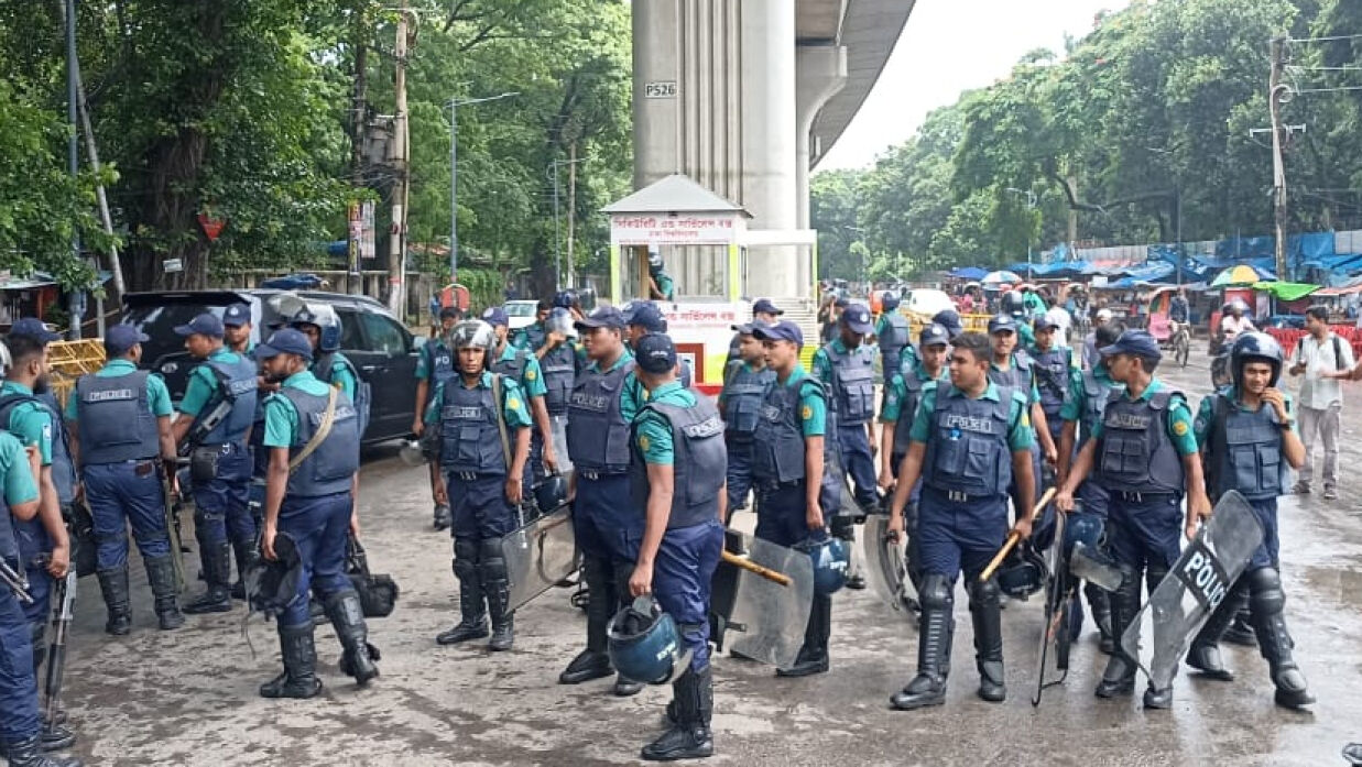 অধিক পুলিশের উপস্থিতিতে ভীতিকর পরিবেশ বিরাজ করছে শাহবাগ এলাকায়