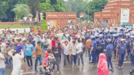 পুলিশের বাধা উপেক্ষা করে ঢাকা-আরিচা মহাসড়ক অবরোধ জাবি শিক্ষার্থীদের