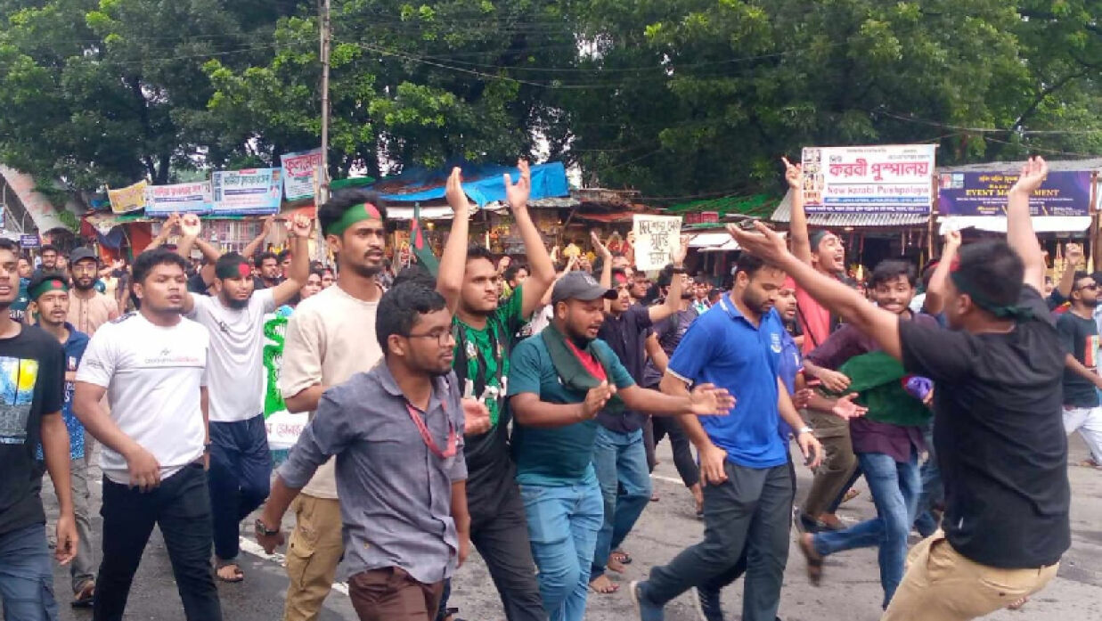 পুলিশের বাঁধা উপেক্ষা করে শাহবাগে শিক্ষার্থীরা