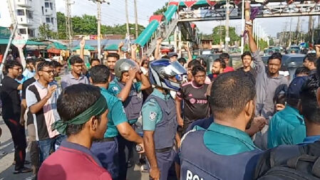 পুলিশের লাঠিচার্জ উপেক্ষা করে সিলেট-সুনামগঞ্জ সড়ক অবরোধ শাবিপ্রবি শিক্ষার্থীদের 