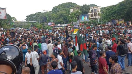 সারাদেশে কোটা আন্দোলনকারীদের ওপর হামলার প্রতিবাদে শাহবাগ মোড় অবরোধ