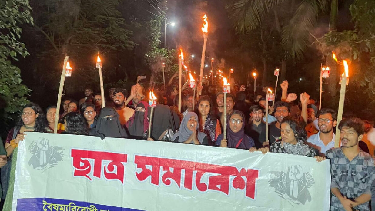 কোটা আন্দোলনকারীদের ওপর হামলার প্রতিবাদে জাবিতে মশাল মিছিল