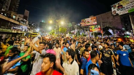 মধ্যরাতে উত্তাল জবি, তাঁতি বাজার মোড় অবরোধ আন্দোলনকারীদের