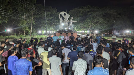 মধ্যরাতে কোটা সংস্কারপন্থী চুয়েট শিক্ষার্থীদের বিক্ষোভ