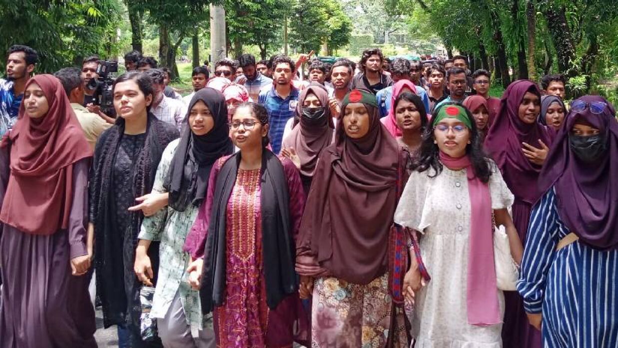 শিক্ষার্থীদের ওপর ছাত্রলীগের হামলার প্রতিবাদে শাবিপ্রবিতে বিক্ষোভ মিছিল 