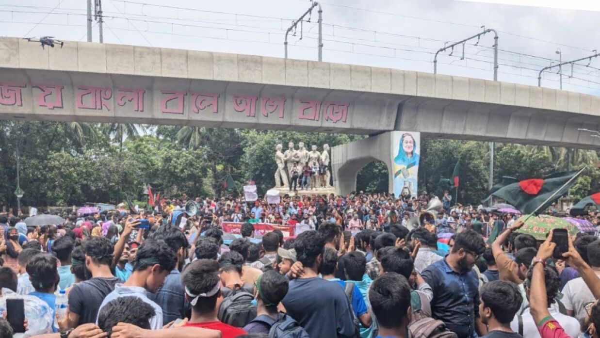 প্রধানমন্ত্রীর বক্তব্য প্রত্যাহারের দাবিতে ঢাবিতে বিক্ষোভ