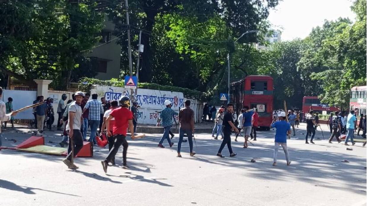 হামলার পর ভিসি চত্ত্বরে ছাত্রলীগের সশস্ত্র অবস্থান