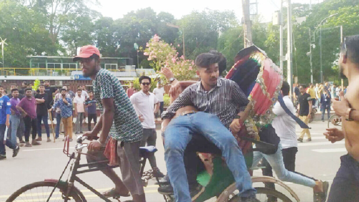 ছাত্রলীগের হামলায় আহত শিক্ষার্থী