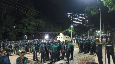 ঢাকা বিশ্ববিদ্যালয়ে রাতে ফের সংঘর্ষ, চলছে ধাওয়া-পাল্টা ধাওয়া